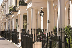 Row-of-Town-Houses-in-London.jpg