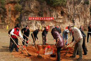 Dye-Design-Eagle_Par_3_Ground_breaking_ceremony_-_March_2011.jpg