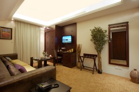WPC News | BW Bakkah Awan Hotel Guest Room sitting area